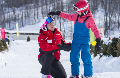 Certificat de niveau 1 de l’Alliance des moniteurs de ski du Canada ou de la PESA (ou en voie de l'obtenir) OU Certificat de niveau 1 de l’Association canadienne des moniteurs de snowboard ou de la PE...