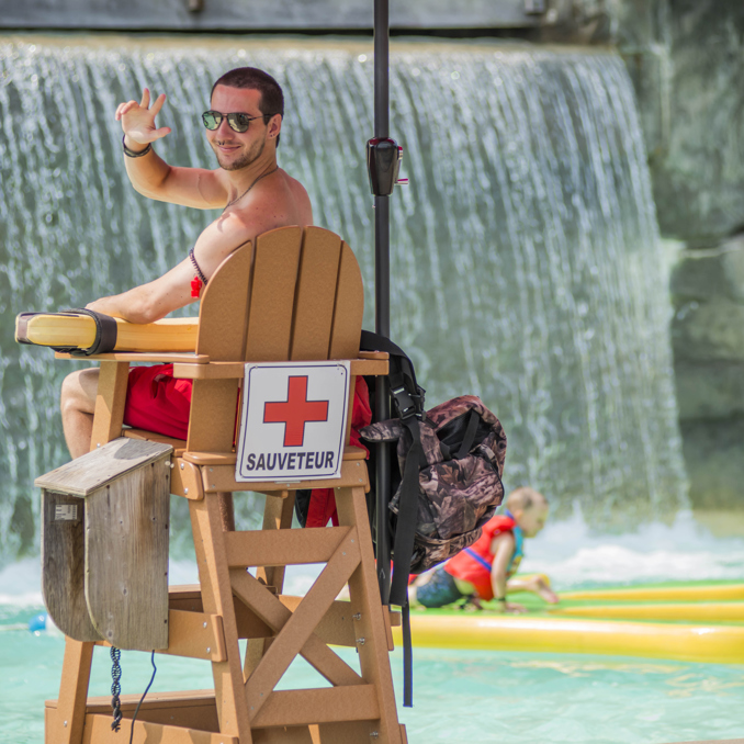 Sommet Saint Sauveur Parc Aquatique Glissades Eau Emploi Etudiant Sauveteur Lifeguard Job Bloc