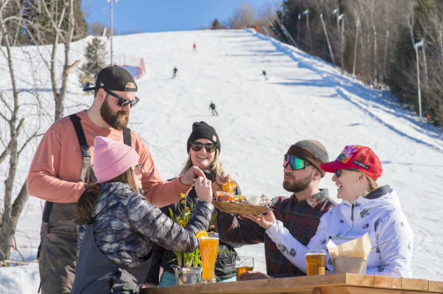 Sommet Saint Sauveur Bar Restaurant Cheers Restaurant Biere Ski Printemps Apres Ski