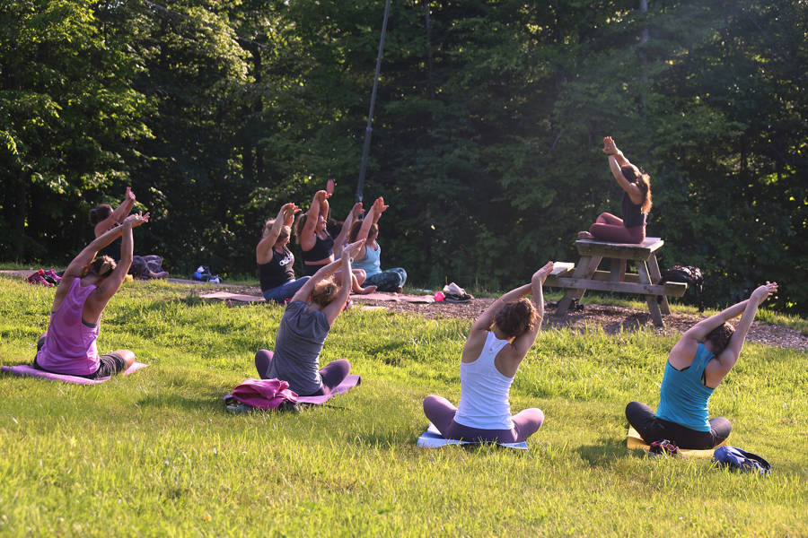 Sommet Saint Sauveur Randonnee Yoga Nature Groupe Amis